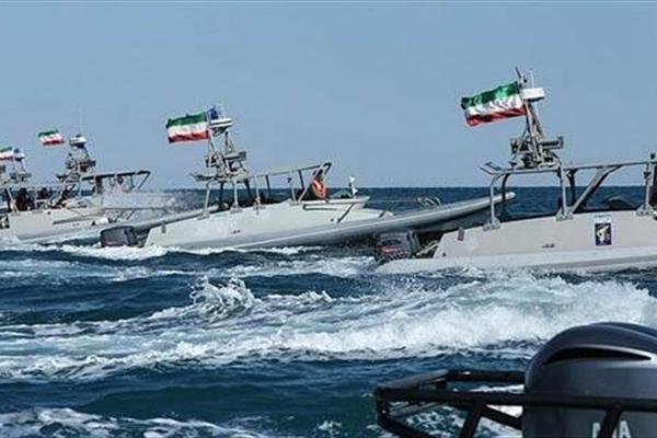 اخطار شناور سپاه به ناو جنگی آمریکا اخطار شناور سپاه به ناو جنگی آمریکا