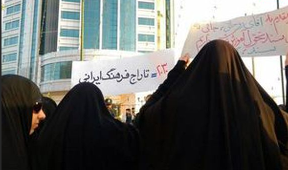 تجمع اعتراضی زنان همزمان با سفر رئیس جمهور به قم تجمع اعتراضی زنان همزمان با سفر رئیس جمهور به قم