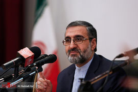 زنی که در حال آتشزدن اوراق قرآن کریم بود دستگیر شد زنی که در حال آتشزدن اوراق قرآن کریم بود دستگیر شد