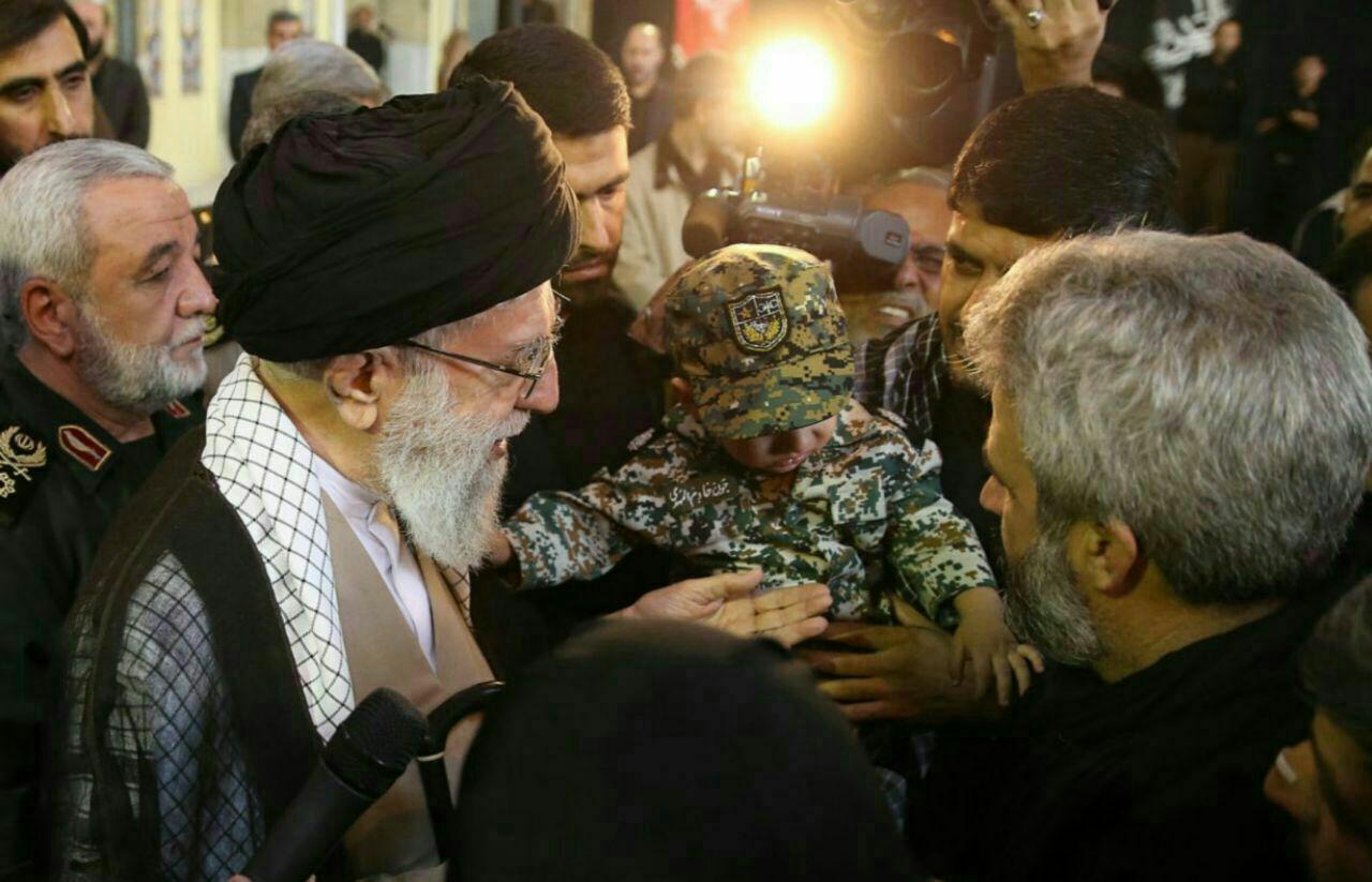 حضور رهبر انقلاب در کنار پیکر مطهر شهید حججی حضور رهبر انقلاب در کنار پیکر مطهر شهید حججی