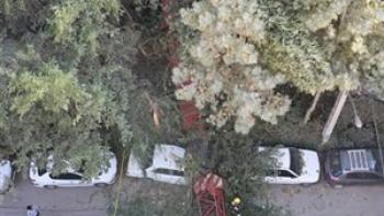 سقوط جرثقیل روی خودرو در اصفهان