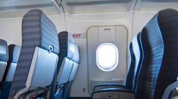 ویدئو/تلاش یک مسافر برای باز کردن درب هواپیما به علت ترس از فضای بسته!