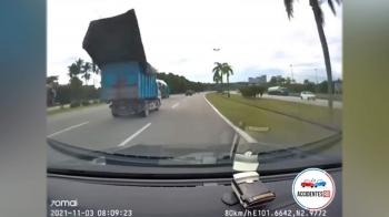 حادثه آفرینی چادر کامیون در یک اتوبان + فیلم