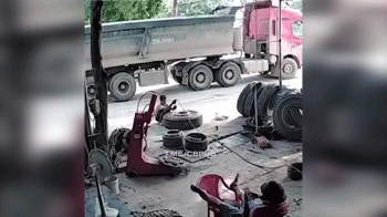 ویدئو/ انفجار لاستیک در تعمیرگاه /ویتنام