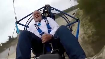 ویدئو/برخورد پیرمرد پاراجت سوار با درخت