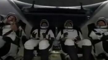 لحظه بیرون کشیدن ۴ فضانورد از کپسول فضایی بعد از فرود + فیلم