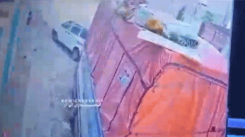 سقوط کارگر حین خواب از بالای اتاقک کامیون + فیلم