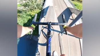 ویدئو/اقدام خطرناک یک دوچرخه سوار در عبور از روی پل