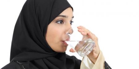کیفیت و موضع مناسب برای آشامیدن آب در احادیث