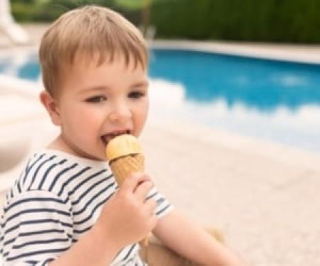 به این دلایل مهم به کودکتان زیاد بستنی ندهید !