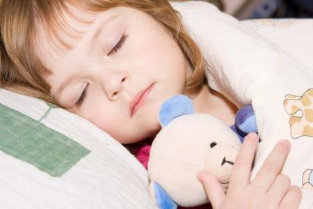 ۵ استراتژی برای خواباندن کودک در شب