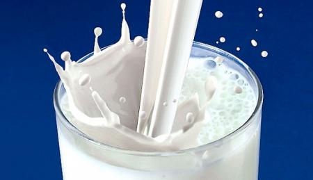 چرا شیر خوردن ناشتا برای سلامت مضر است یا مفید؟