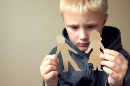 طلاق عاطفی چه آسیب‌هایی به کودکان وارد می‌کند؟