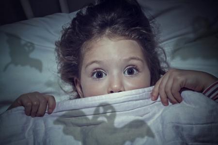 چرا کودکان از تاریکی می ترسند؟‌