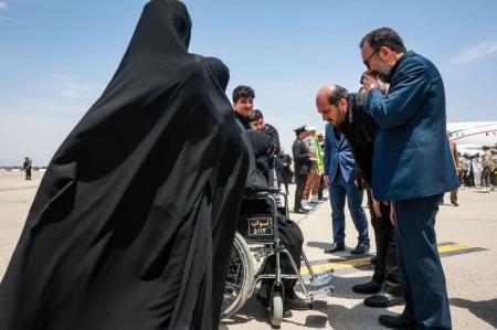 استقبال مادر رئیس جمهور از پیکر فرزند شهیدش در فرودگاه مشهد