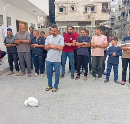  تصویری تلخ از اقامه نماز بر باقی‌مانده پیکر‌ شهید فلسطینی در غزه