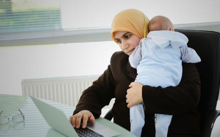 تکلیف قرارداد کار بعد از مرخصی زایمان؛ آیا اخراج امکان‌پذیر است؟
