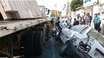 تصادف تریلی با شش خودرو در بزرگراه شهید لشگری