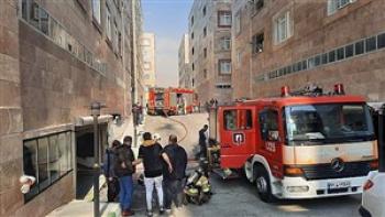 نجات 30 نفر از میان دود و آتش در خیابان ولیعصر