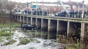 سقوط خونین خودرو  به داخل رودخانه مهاباد