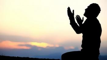 چرا هنگام دعا دست‌ها را به سوی آسمان بلند می‌کنیم؟
