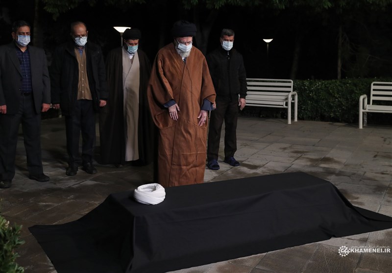 عکس/رهبر معظم انقلاب بر پیکر آیتالله مصباح یزدی نماز خواندند عکس/رهبر معظم انقلاب بر پیکر آیتالله مصباح یزدی نماز خواندند
