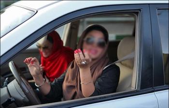رفتار عجیب دختران در خودرو؛از انداختن روسری تا سگ گردانی و کشیدن سیگار/تصاویر
