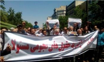 تجمع اعتراضی دانشجویان به «حقوق‌های نجومی مسئولان»/ تصاویر فیش‌های حقوقی نجومی مدیران در دستان معترضان