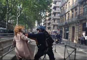 ضرب و شتم زن کارگر معترض توسط پلیس فرانسه/تصاویر
