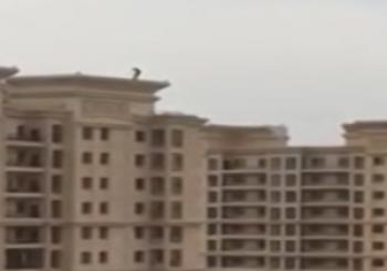 لحظه‌ی خودکشی دختر جوان از بالای ساختمان 32 طبقه/فیلم