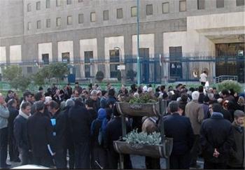 جمعی از مالباختگان مؤسسه «ثامن‌الحجج» مقابل مجلس تجمع کردند