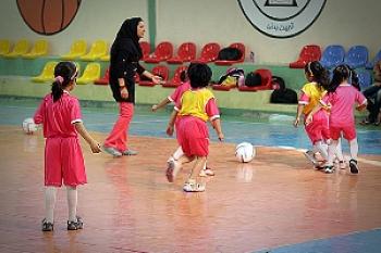 اولین مدرسه ی فوتبال دختران  آغاز به کار کرد/عکس
