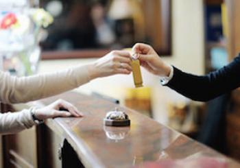 چرا هتل‌ها زنان مجرد را نمی‌پذیرند؟