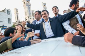 درگیری بین مخالفان و موافقان احمدی نژاد در ملارد + فیلم