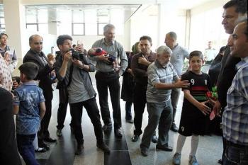 حجاب مادر علی دایی هنگام استقبال از او در فرودگاه/تصاویر