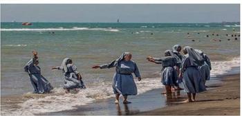تصویر عجیب راهبه‌ها پس از ممنوعیت لباس شنای اسلامی!