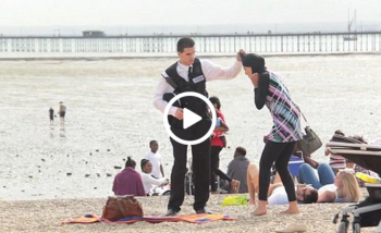  حمایت زنان انگلیسی از حجاب زن مسلمان در ساحل دریا
