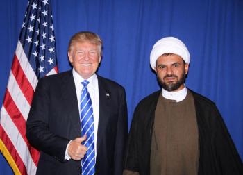 حضور آخوند ایرانی پشت سر ترامپ در یک سخنرانی تبلیغاتی!!!+تصاویر