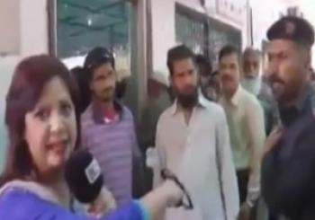 کتک خوردن خانم خبرنگار در پخش زنده + فیلم