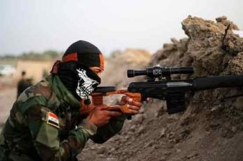 تک‌تیرانداز عراقی، یک جلاد داعشی را هنگام گردن زدن شکار کرد