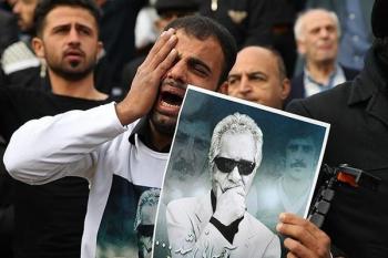 بی‌اخلاقی بسیار زشت در مراسم باشکوه تشییع و خاکسپاری پدر استقلال + تصاویر
