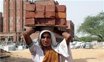 اوضاع اسفناک کارگران خارجی در عربستان/ سرگردانی جسد 150 کارگر هندی پس از یک سال