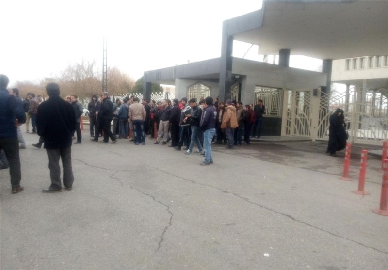اعتصاب کارگران کنتورسازی در مقابل استانداری قزوین+ عکس اعتصاب کارگران کنتورسازی در مقابل استانداری قزوین+ عکس