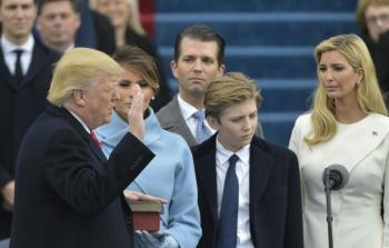 علت ناراحتی همسر ترامپ در مراسم تحلیف چه بود؟ +فیلم