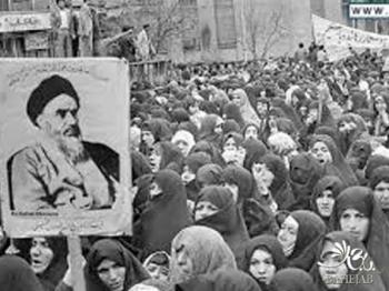 آیا از روز ۲۲ بهمن ۵۷ همه اقشار بلافاصله با حجاب در جامعه ظاهر شدند؟/راهپیمایی خانم‌های بی‌حجاب در خیابان‌های تهران / تصاویر