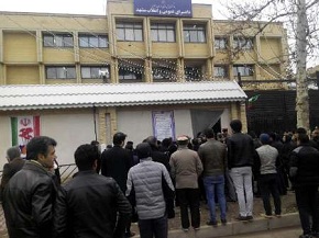 تجمع اعتراضی سپردهگذاران کاسپین در مشهد تجمع اعتراضی سپردهگذاران کاسپین در مشهد