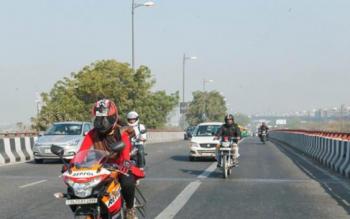 موتورسواری « یک دختر» در خیابان ها جنجال به پا کرد!+تصاویر
