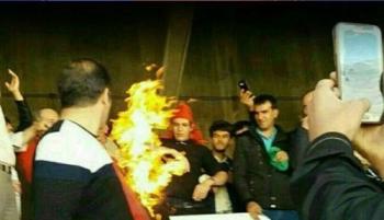 آتش زدن پرچم پرسپولیس و توهین به مرحوم هادی نوروزی در تبریز (+عکس)