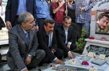 اعتراض خانواده شهدای مدافع حرم به احمدی نژاد