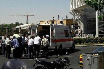 انتقال شهدا و مجروحان حادثه تروریستی مجلس به بیرون از ساختمان شروع شد